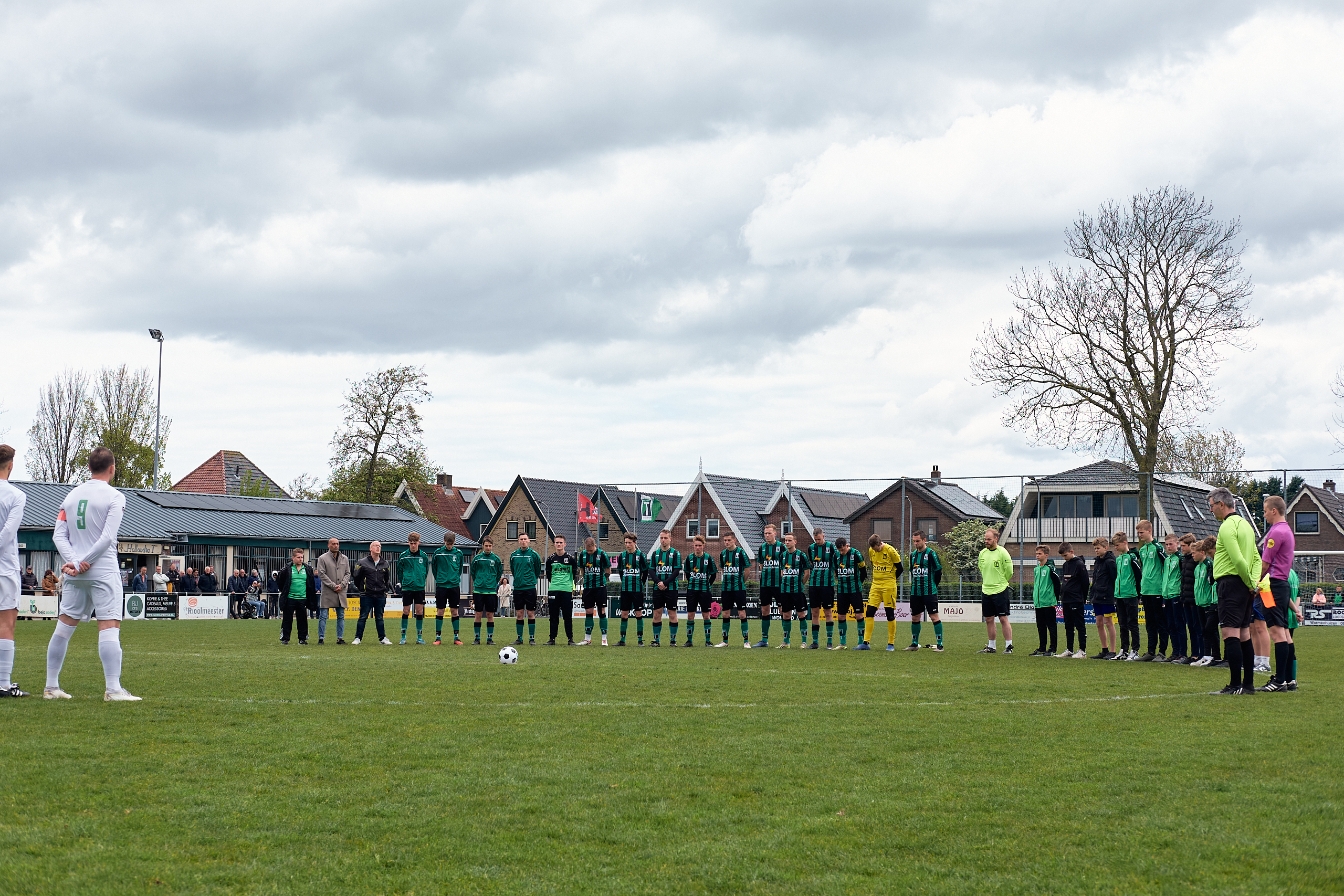 Indrukwekkende minuut stilte voor Anne Hoekstra