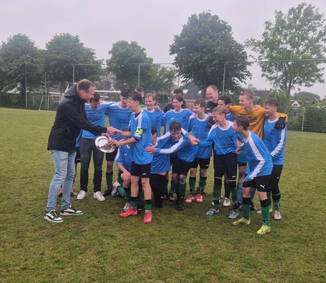 🏆 Hollandia T JO15-1 kroont zich tot kampioen van de 1e klasse!